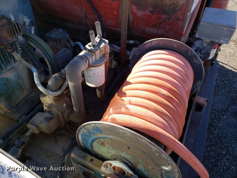 image for item DD3965 1991 Ford F800 fuel and lube truck