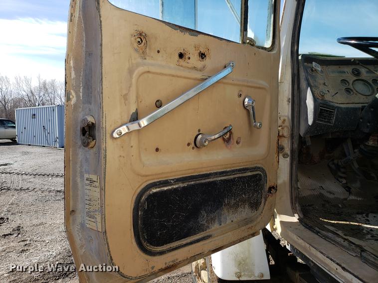 image for item DD3969 1992 Ford LT8000 fly ash truck