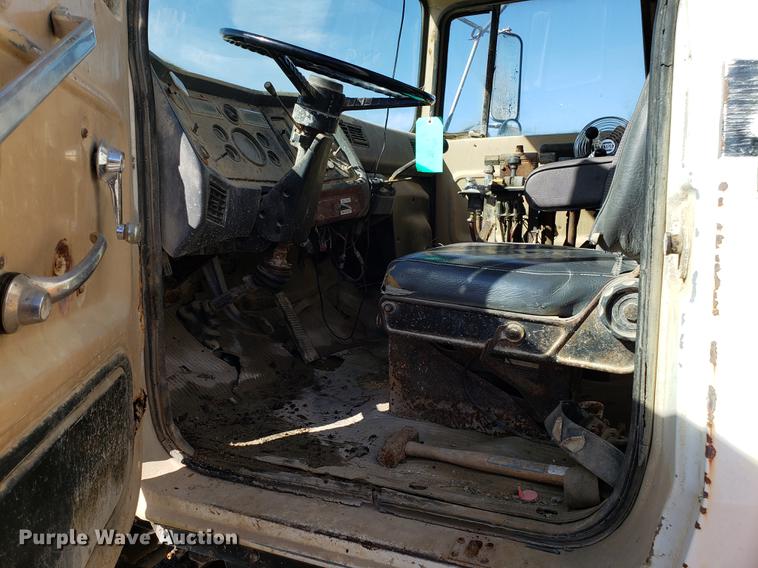 image for item DD3969 1992 Ford LT8000 fly ash truck