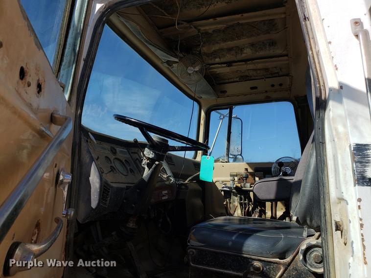 image for item DD3969 1992 Ford LT8000 fly ash truck