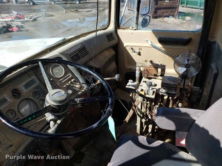 image for item DD3969 1992 Ford LT8000 fly ash truck