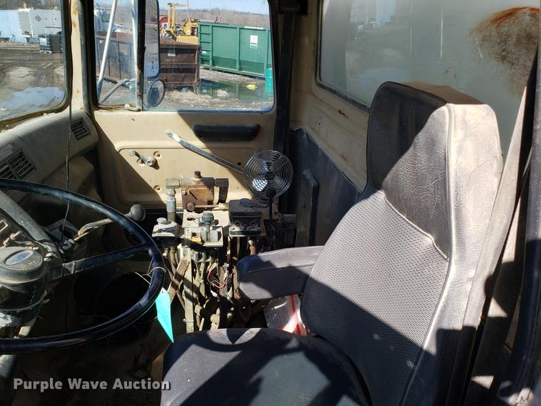 image for item DD3969 1992 Ford LT8000 fly ash truck