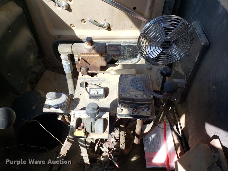 image for item DD3969 1992 Ford LT8000 fly ash truck