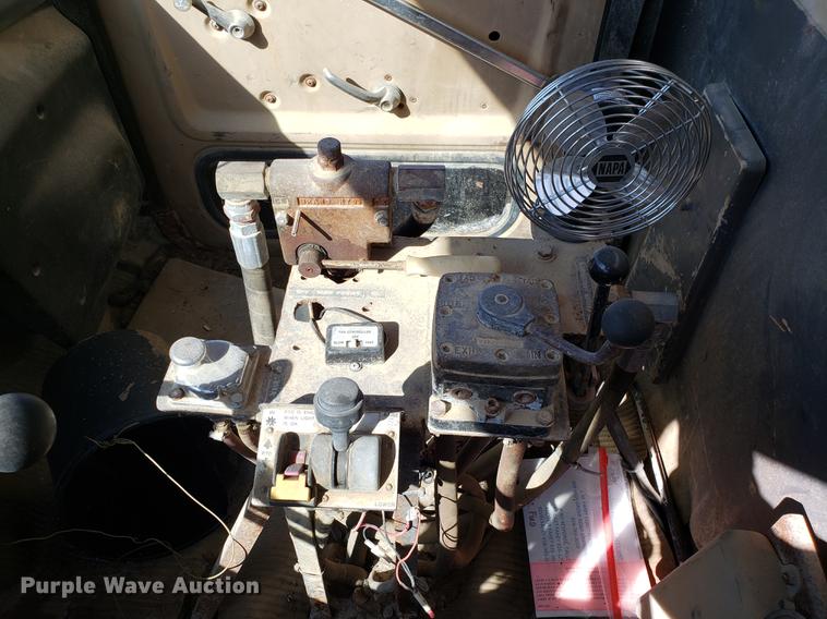 image for item DD3969 1992 Ford LT8000 fly ash truck