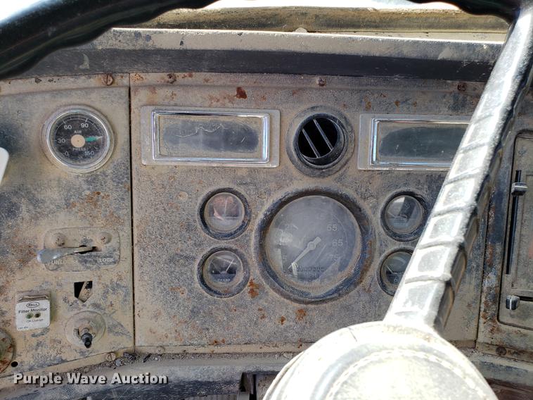 image for item DD3969 1992 Ford LT8000 fly ash truck