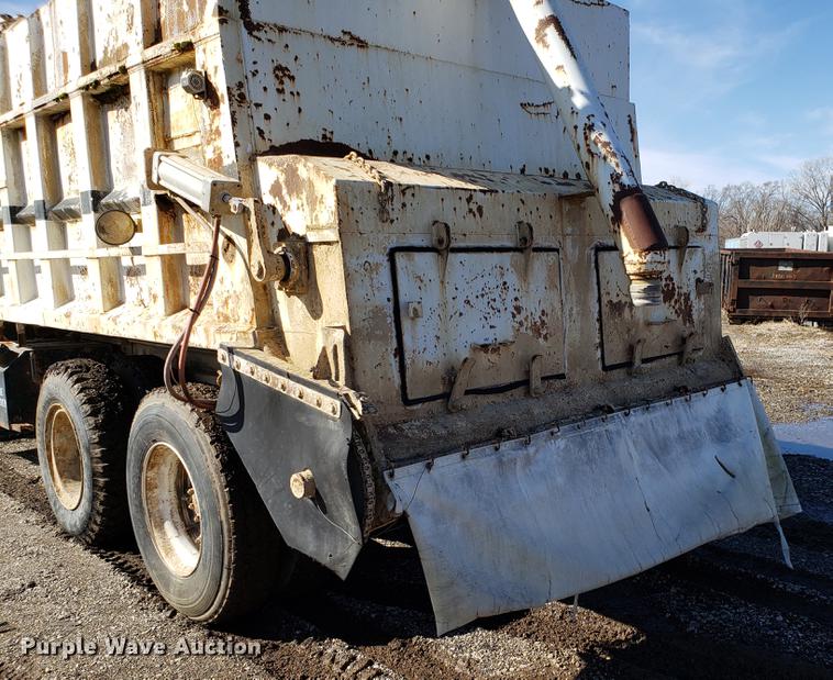 image for item DD3969 1992 Ford LT8000 fly ash truck