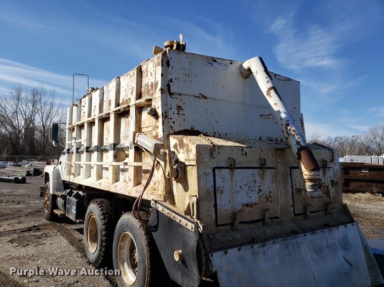 image for item DD3969 1992 Ford LT8000 fly ash truck