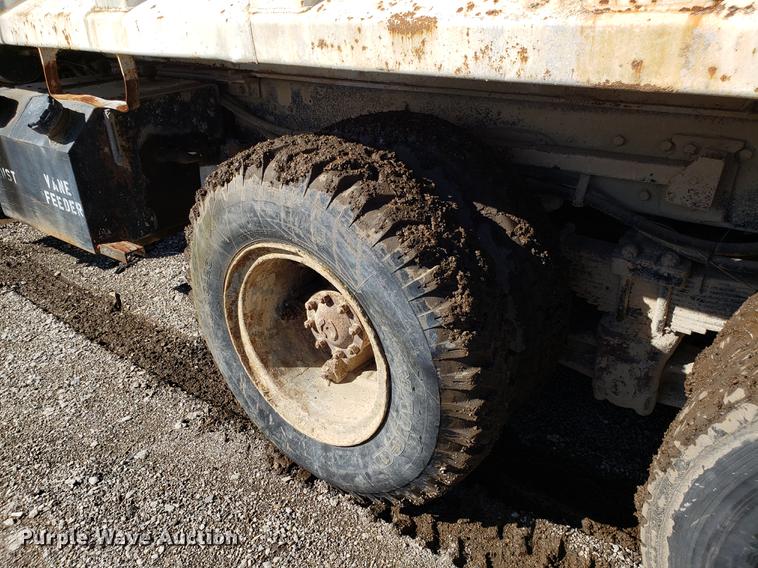 image for item DD3969 1992 Ford LT8000 fly ash truck