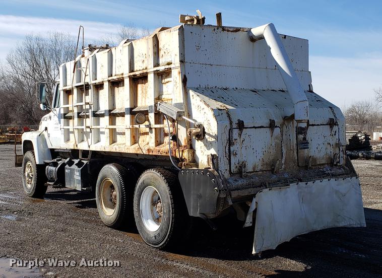 image for item DD3970 1992 Ford LT8000 fly ash truck
