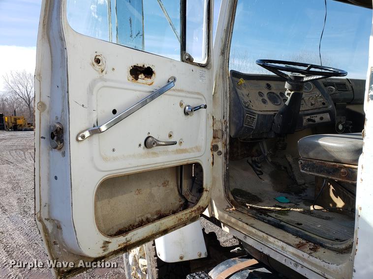 image for item DD3970 1992 Ford LT8000 fly ash truck