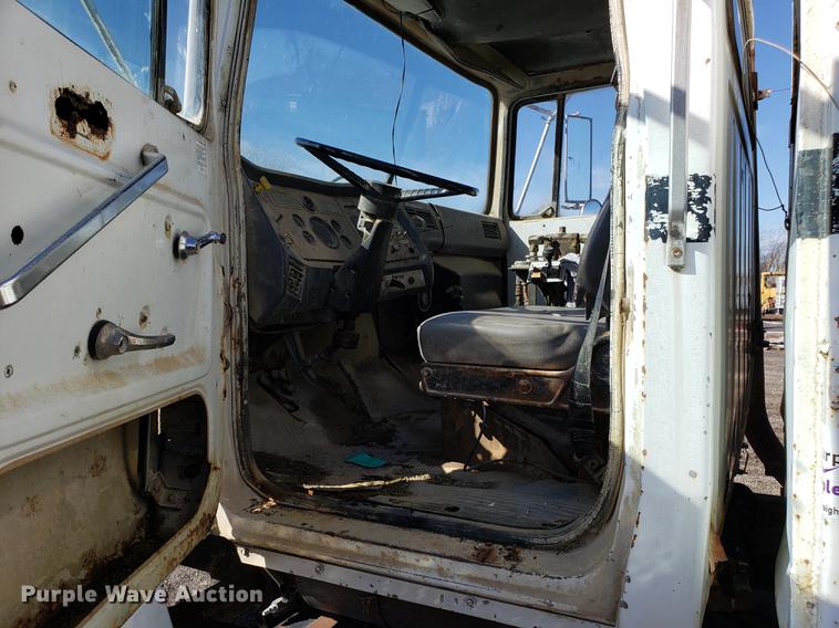 image for item DD3970 1992 Ford LT8000 fly ash truck