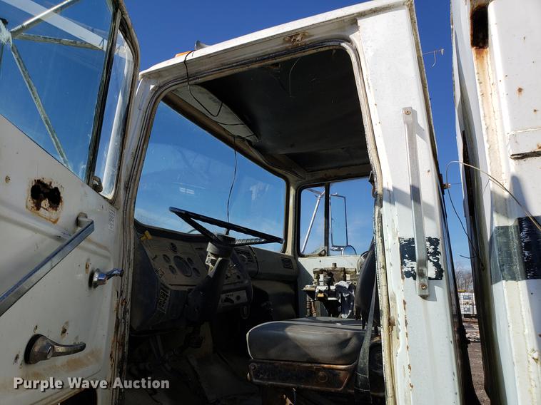 image for item DD3970 1992 Ford LT8000 fly ash truck