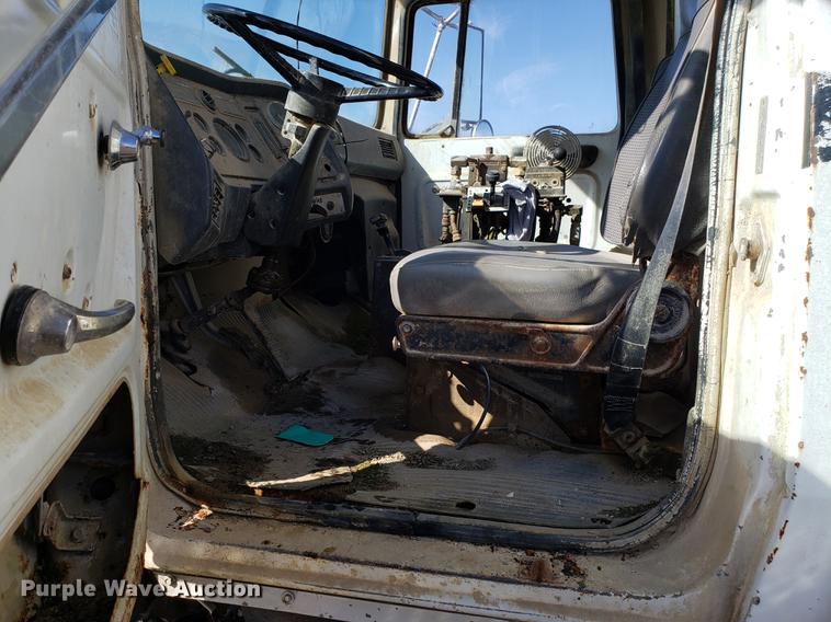 image for item DD3970 1992 Ford LT8000 fly ash truck