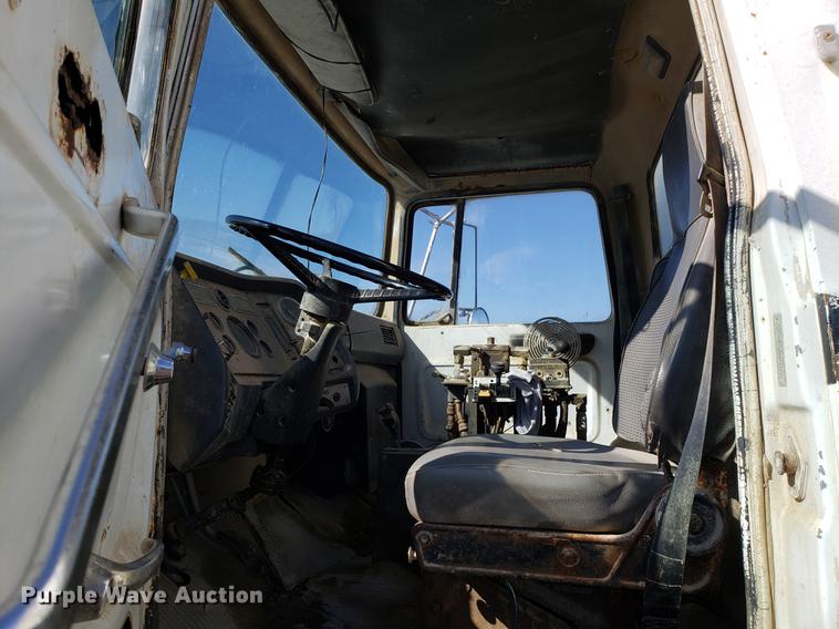 image for item DD3970 1992 Ford LT8000 fly ash truck