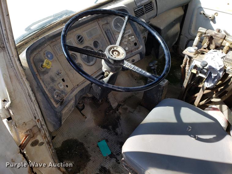 image for item DD3970 1992 Ford LT8000 fly ash truck