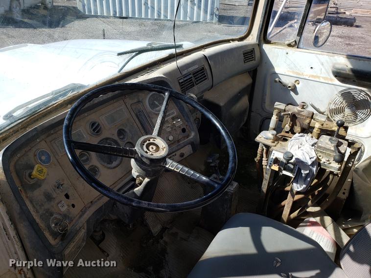 image for item DD3970 1992 Ford LT8000 fly ash truck
