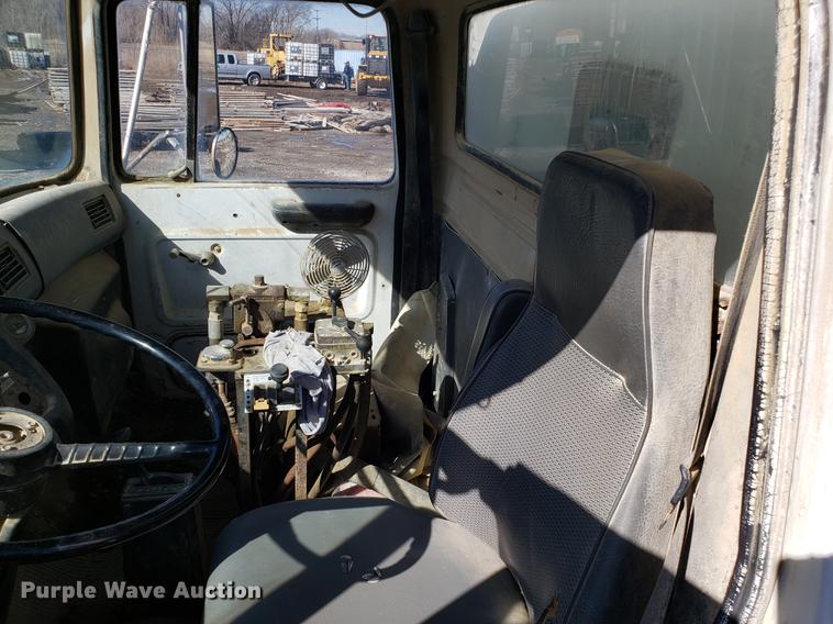 image for item DD3970 1992 Ford LT8000 fly ash truck