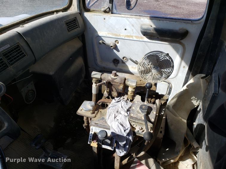 image for item DD3970 1992 Ford LT8000 fly ash truck