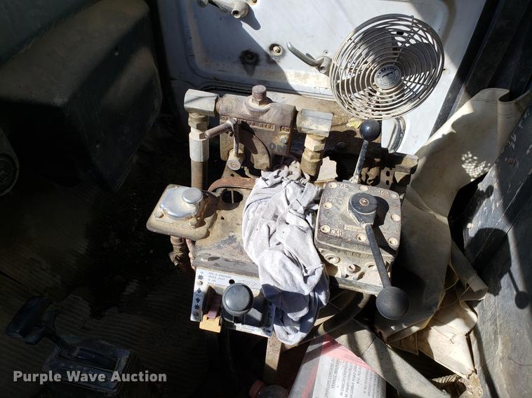 image for item DD3970 1992 Ford LT8000 fly ash truck