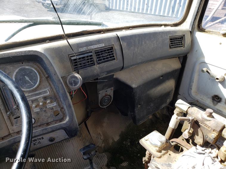 image for item DD3970 1992 Ford LT8000 fly ash truck