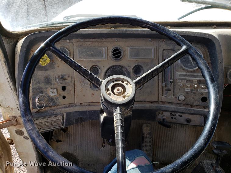 image for item DD3970 1992 Ford LT8000 fly ash truck