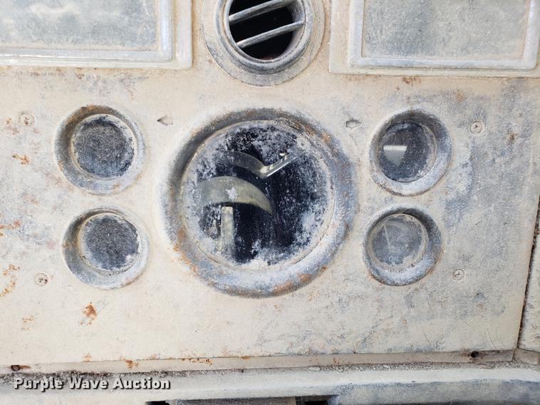 image for item DD3970 1992 Ford LT8000 fly ash truck