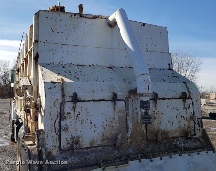 image for item DD3970 1992 Ford LT8000 fly ash truck