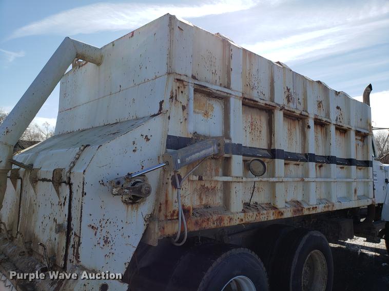 image for item DD3970 1992 Ford LT8000 fly ash truck