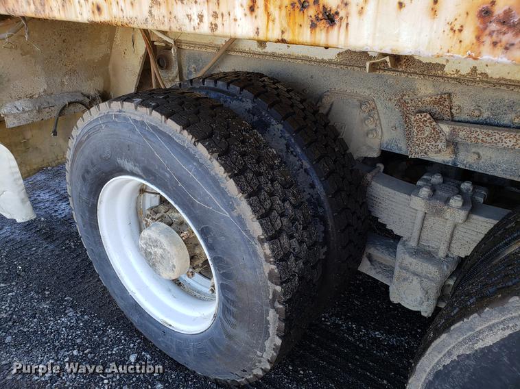 image for item DD3970 1992 Ford LT8000 fly ash truck