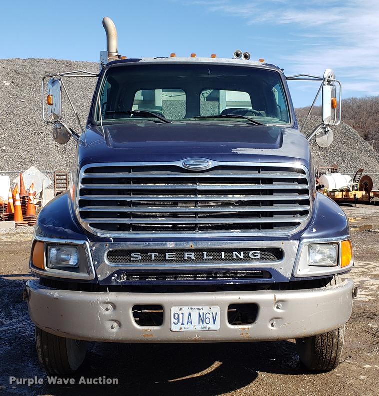 image for item DD3972 2000 Sterling LT9500 semi truck