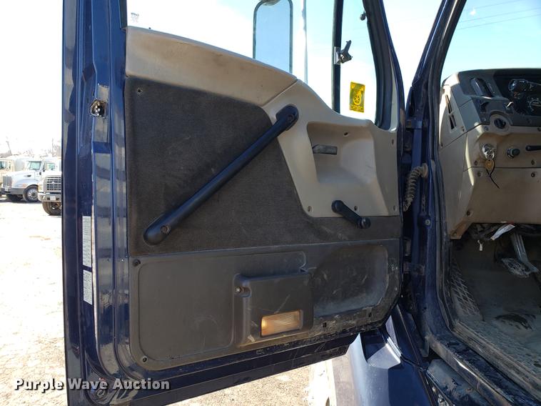 image for item DD3972 2000 Sterling LT9500 semi truck