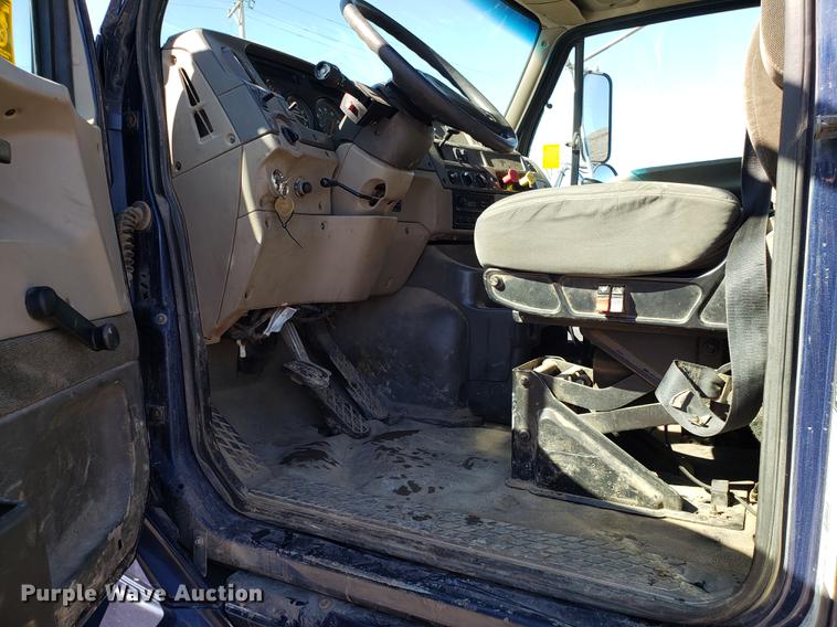 image for item DD3972 2000 Sterling LT9500 semi truck