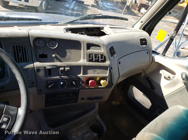 image for item DD3972 2000 Sterling LT9500 semi truck