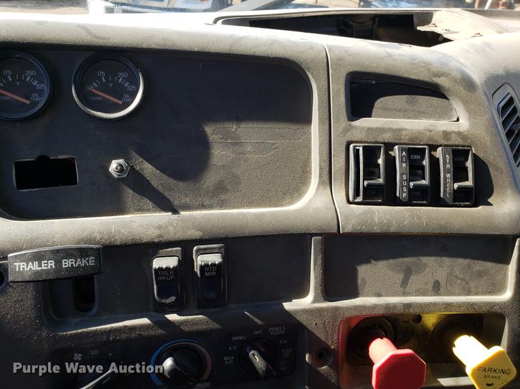 image for item DD3972 2000 Sterling LT9500 semi truck