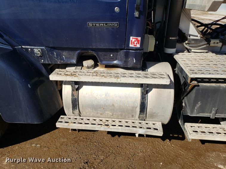 image for item DD3972 2000 Sterling LT9500 semi truck