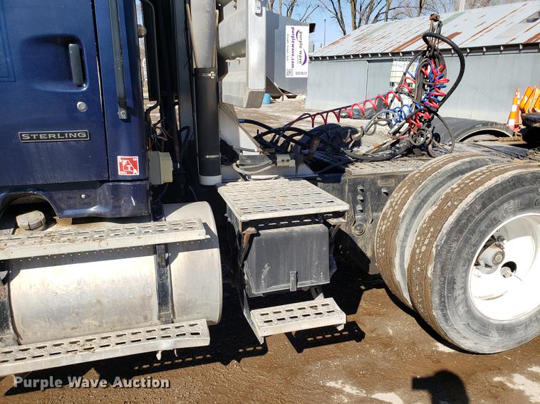 image for item DD3972 2000 Sterling LT9500 semi truck