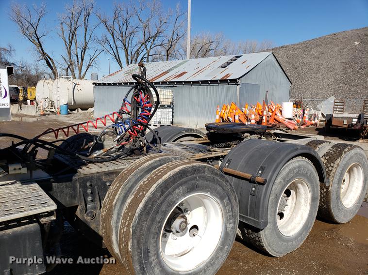 image for item DD3972 2000 Sterling LT9500 semi truck