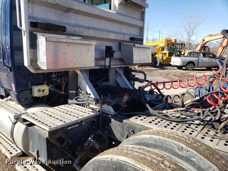 image for item DD3972 2000 Sterling LT9500 semi truck