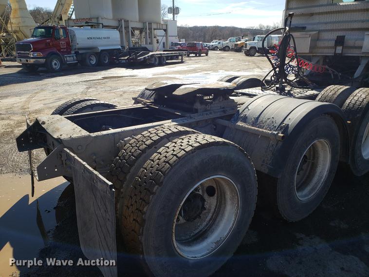 image for item DD3972 2000 Sterling LT9500 semi truck