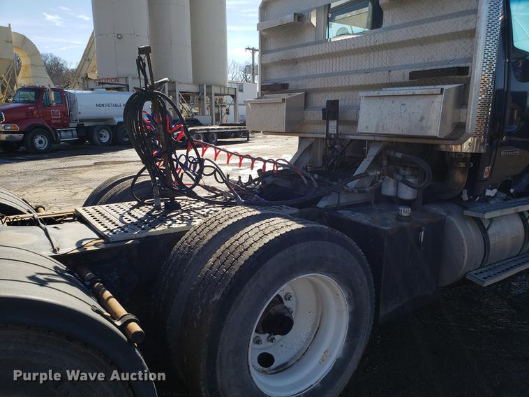 image for item DD3972 2000 Sterling LT9500 semi truck