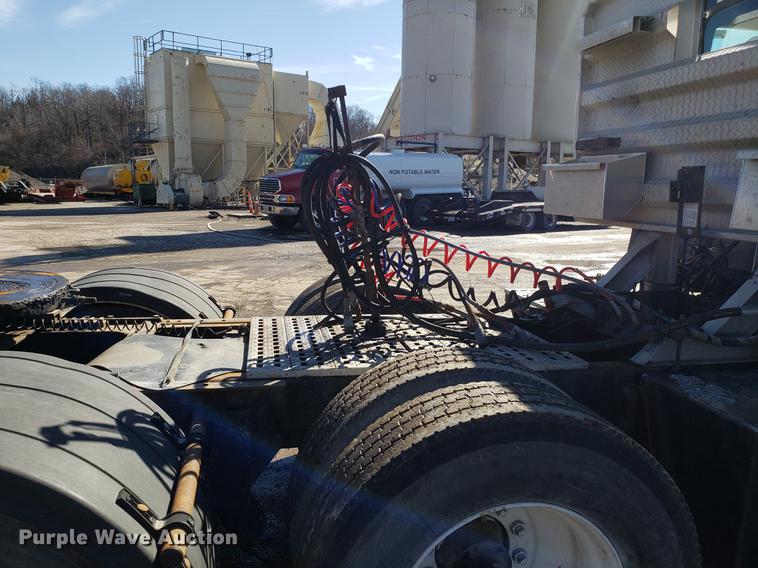 image for item DD3972 2000 Sterling LT9500 semi truck