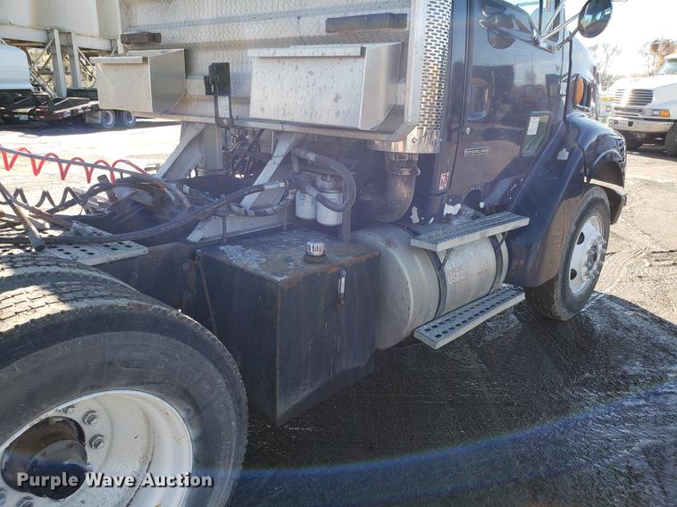 image for item DD3972 2000 Sterling LT9500 semi truck