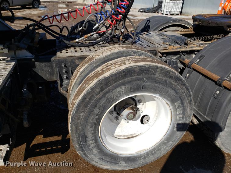 image for item DD3972 2000 Sterling LT9500 semi truck