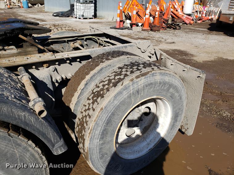 image for item DD3972 2000 Sterling LT9500 semi truck