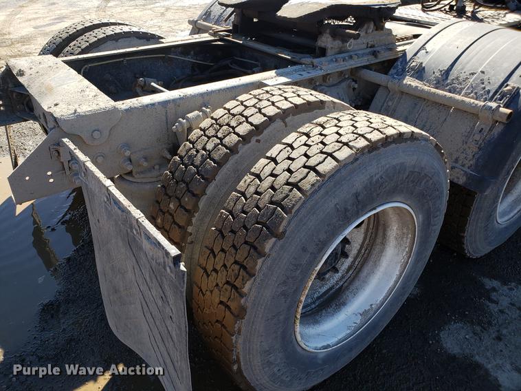 image for item DD3972 2000 Sterling LT9500 semi truck