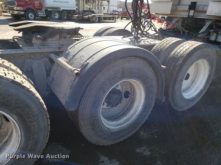 image for item DD3972 2000 Sterling LT9500 semi truck