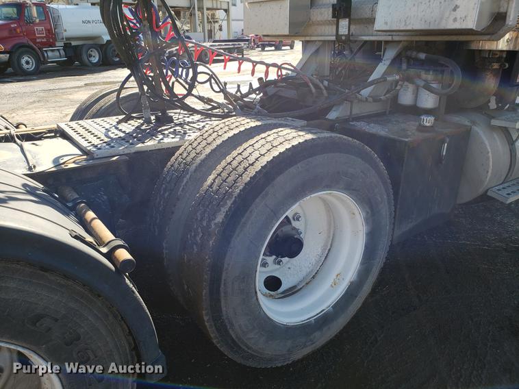 image for item DD3972 2000 Sterling LT9500 semi truck