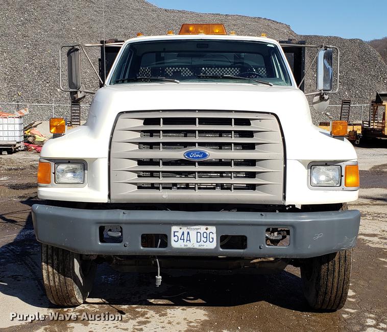 image for item DD3974 1995 Ford F800 flatbed truck