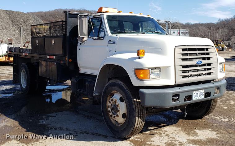image for item DD3974 1995 Ford F800 flatbed truck