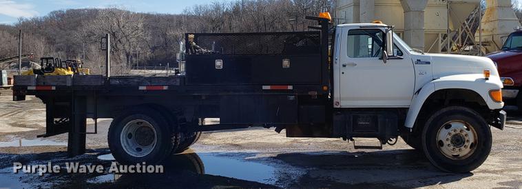 image for item DD3974 1995 Ford F800 flatbed truck